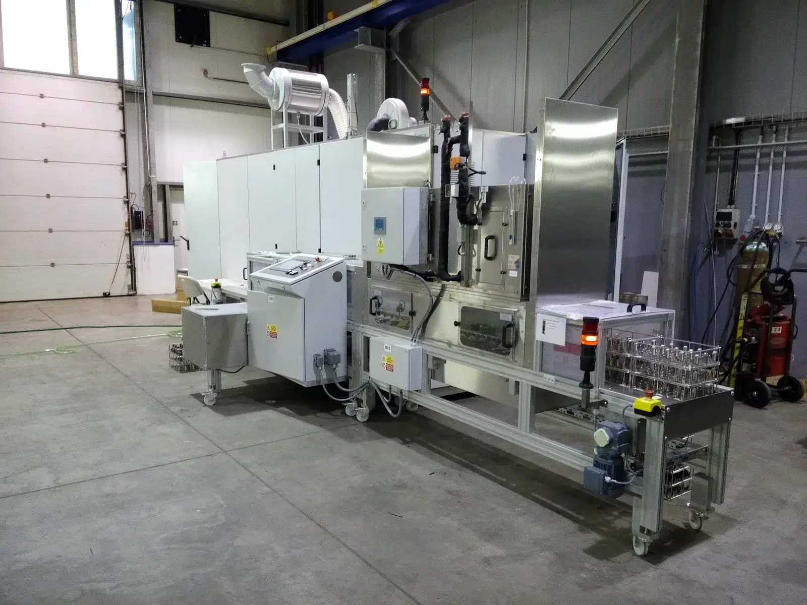 Komplexe automatisierte Sonderanlage mit Fördertechnik, Prozesszellen und Steuerung