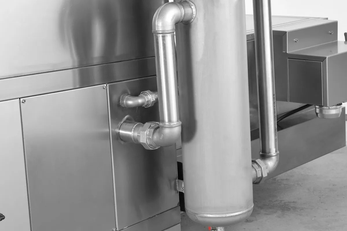 Seitlich angeordnetes Filtergehäuse mit Edelstahlverrohrung