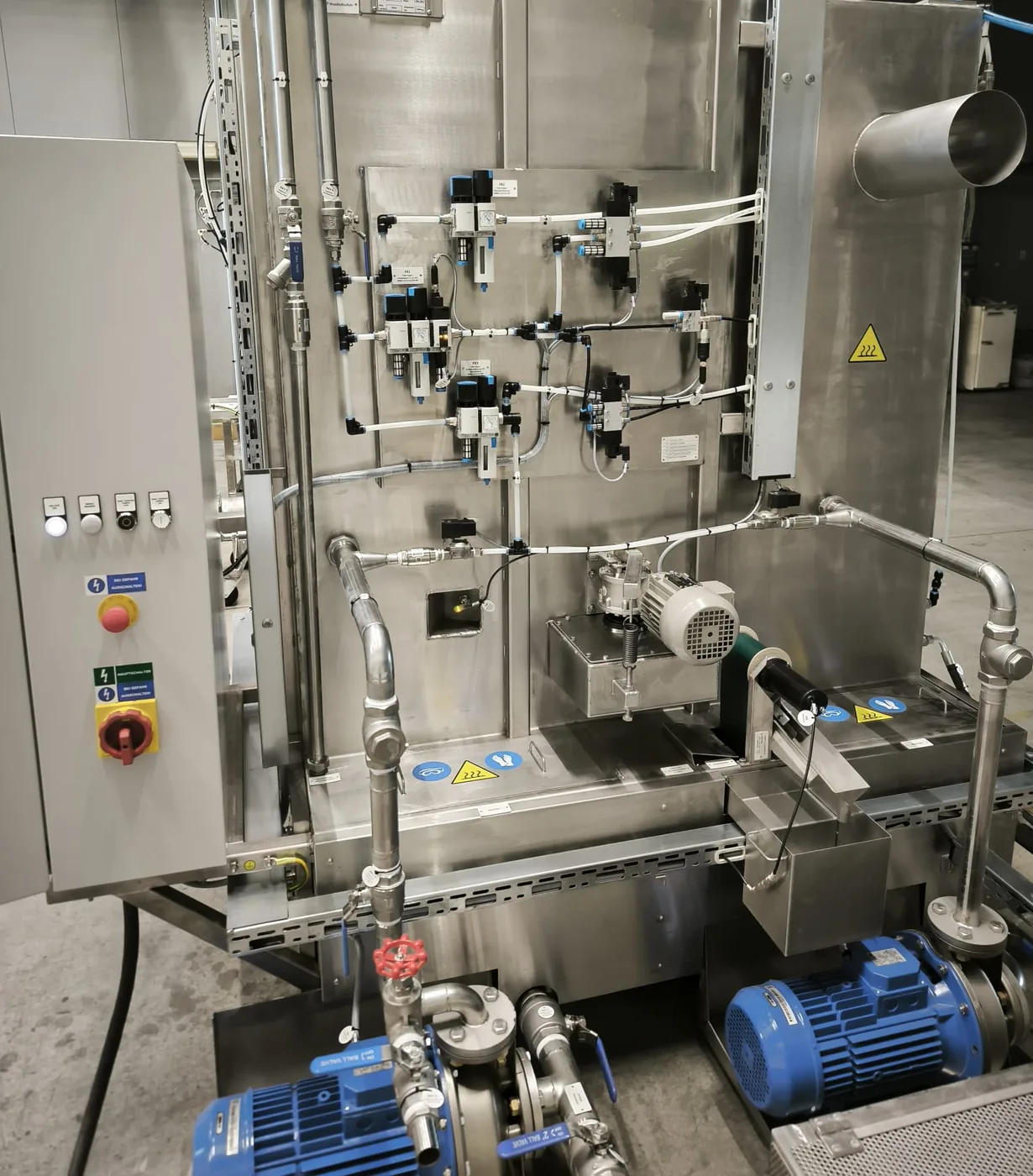 Pneumatische Ventile und Steuerungskomponenten an der Rückseite der Reinigungsanlage