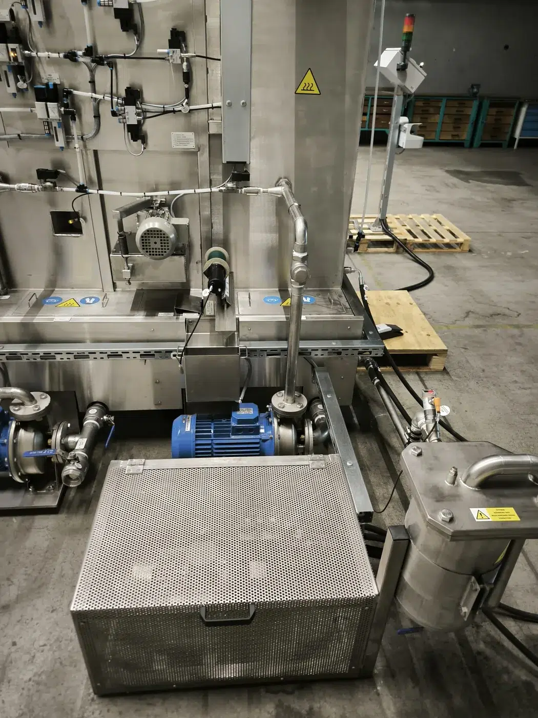 Pumpenstation und Medienführung mit Werkstückkorb an der Reinigungsanlage