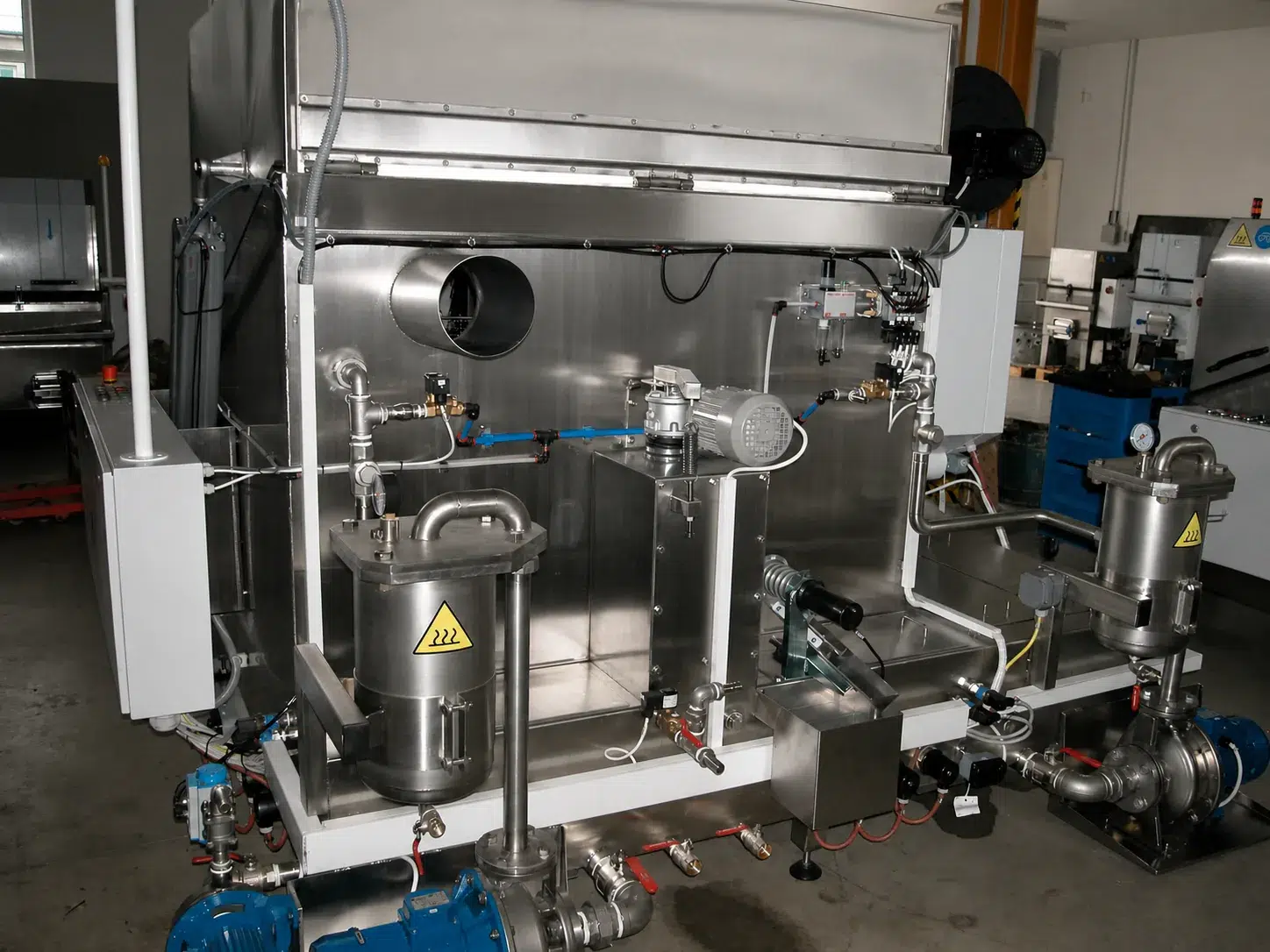 Rückseite einer industriellen Reinigungsanlage mit Pumpen Filtern und Rohrleitungen