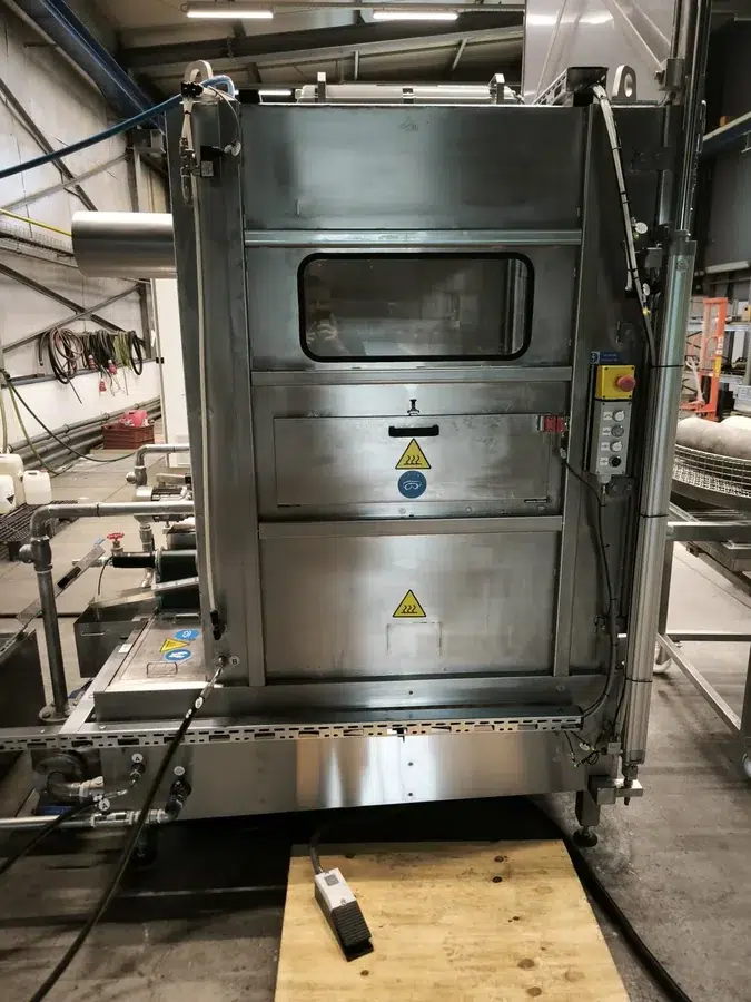 Gesamtansicht der gelieferten Reinigungsanlage für einen automatischen Prozess und manuelle Hochdruckreinigung