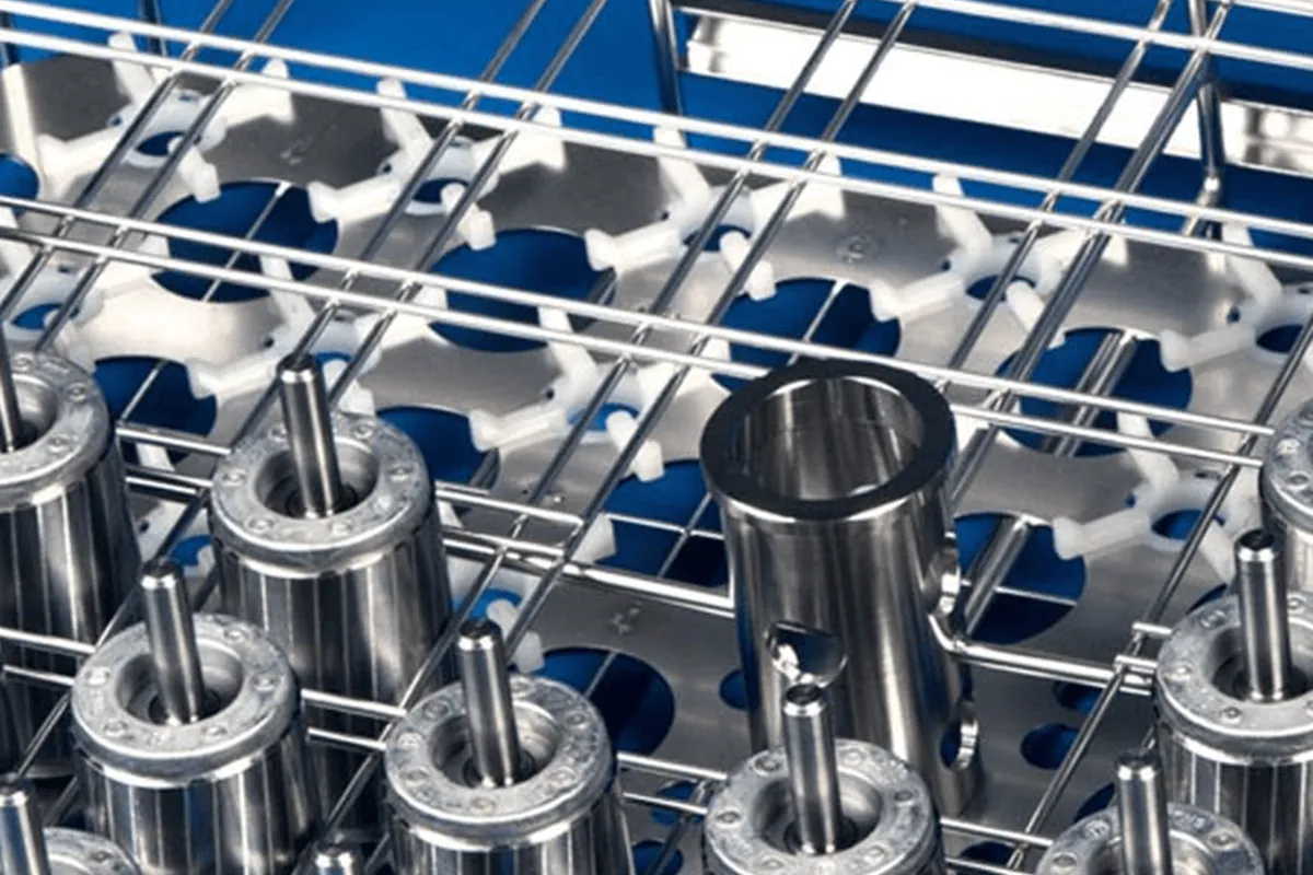Bauteilspezifische Aufnahme im Werkstückkorb einer Mehrstufenanlage