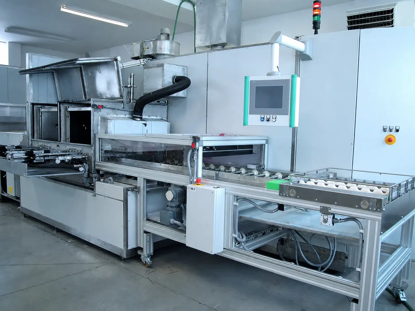 Getaktete industrielle Reinigungsanlage mit Fördertechnik und mehreren Prozessstationen