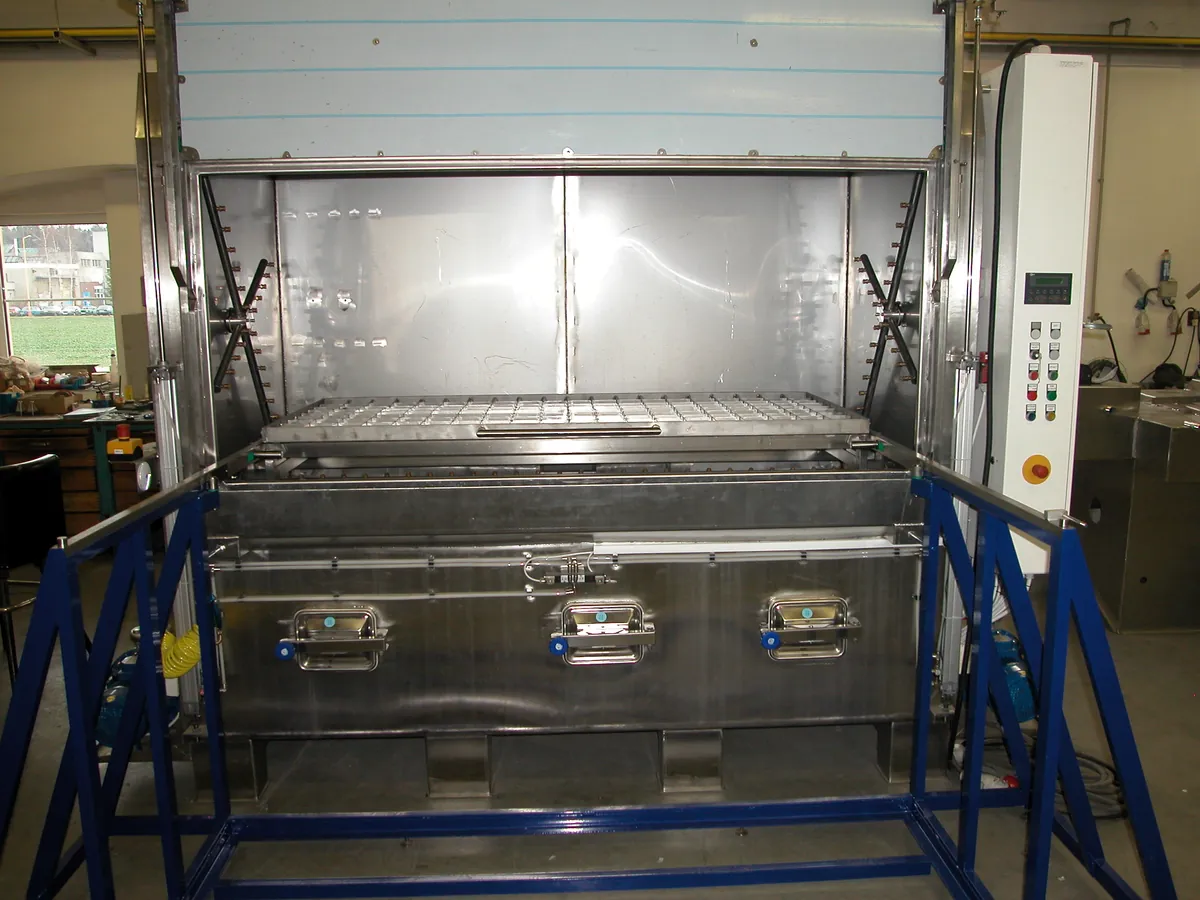 Geöffnete Großkammer-Reinigungsanlage mit Werkstückbahn