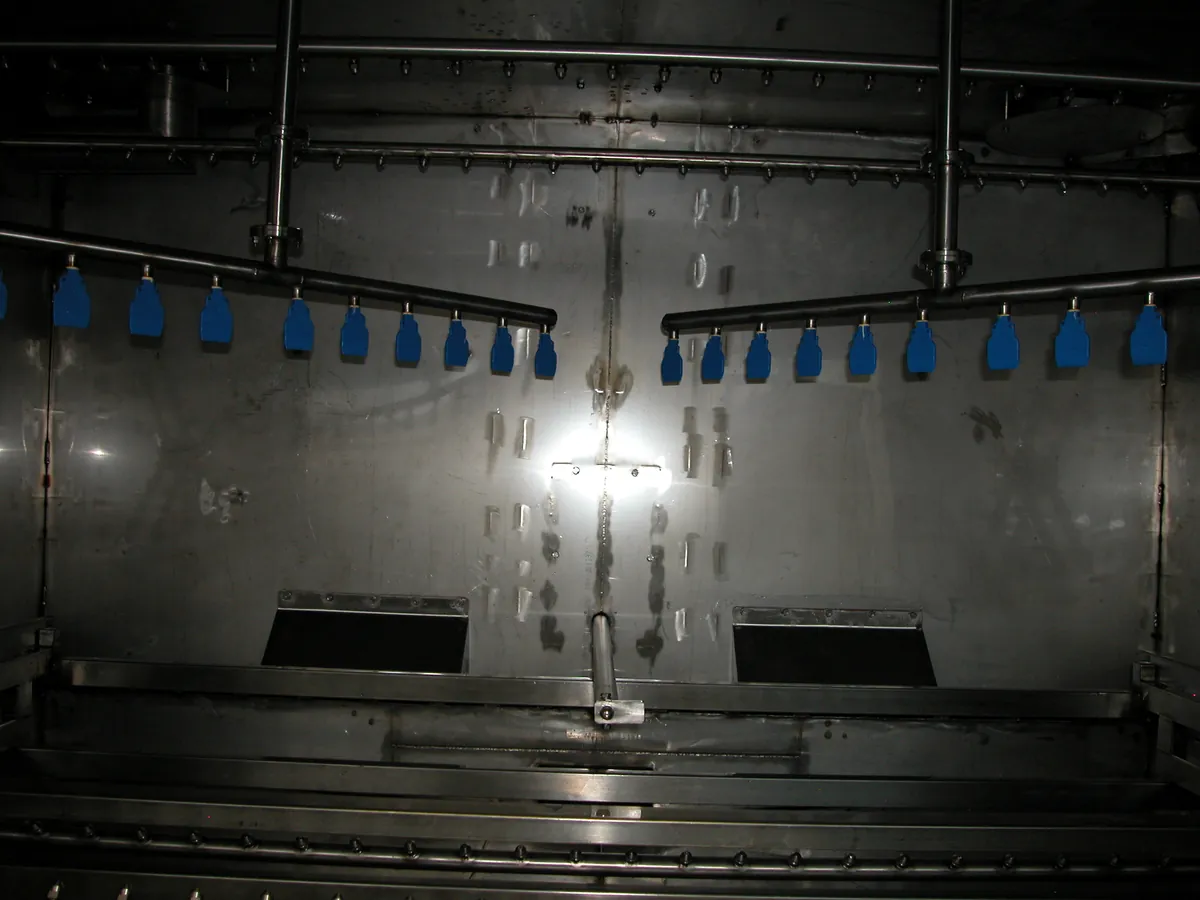Spritzsystem in einer industriellen Großkammer-Reinigungsanlage