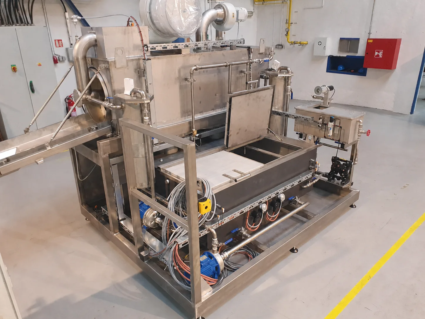 Kundenspezifische industrielle Reinigungsanlage mit Fördertechnik und zugänglicher Medienaufbereitung