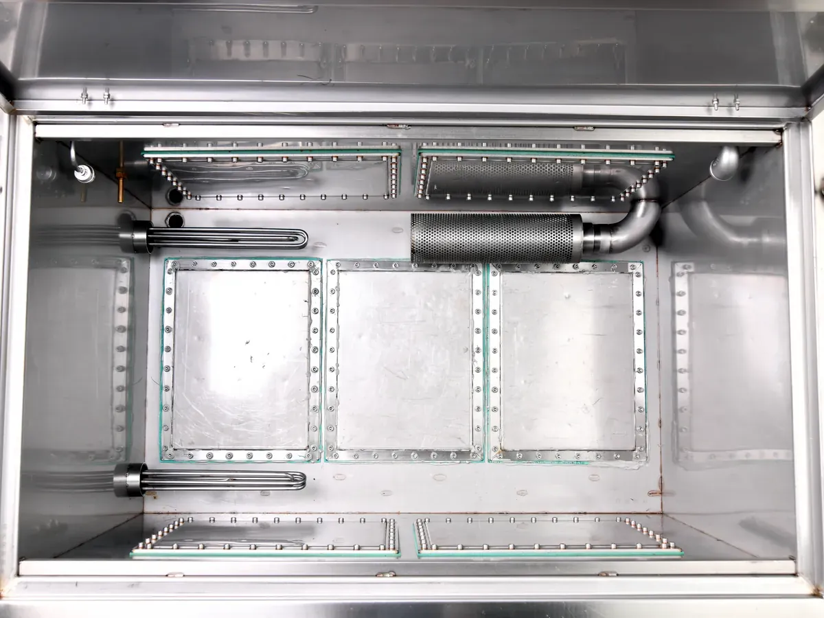 Ultraschallbecken mit Heizkörpern und angeordneten Schwingerflächen