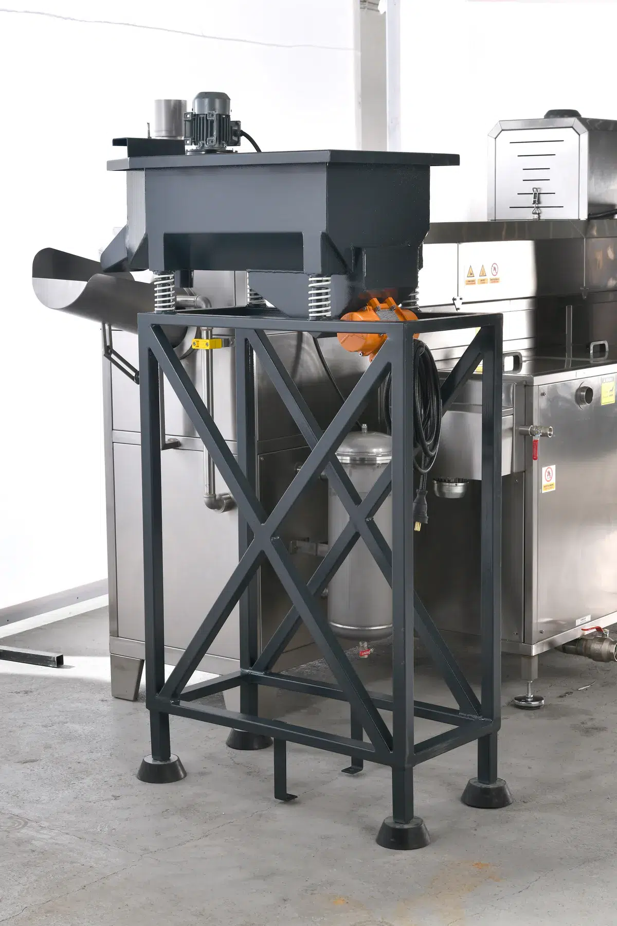 Federnd gelagerte Vibrationszuführung einer VDL40-3500-2B-X Trommelwaschanlage
